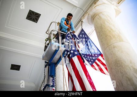 Arlington, Stati Uniti d'America. 23rd maggio 2022. Arlington, Stati Uniti d'America. 23 maggio 2022. I dipendenti addetti alla manutenzione delle strutture appendono bandiere americane all'Arlington National Cemetery Memorial Amphitheater in preparazione dell'evento annuale Memorial Day che celebra i morti di guerra delle nazioni, 23 maggio 2022 ad Arlington, Virginia, USA. Credit: Elizabeth Fraser/U.S. Army/Alamy Live News Foto Stock