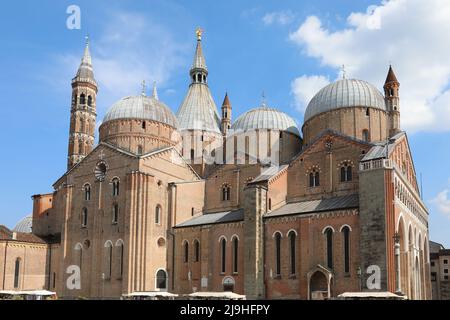 Grandi cupole della famosa Basilica di Santo Antonio nella città di Padova meta di decine di migliaia di fedeli e pellegrini che vengono a pregare Foto Stock