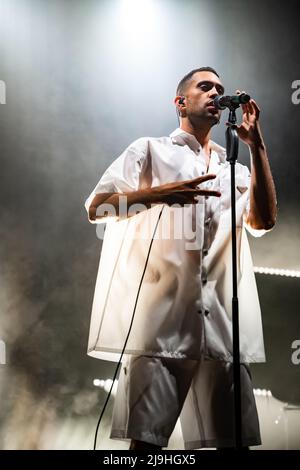 22 maggio 2022, Napoli, Campania, Italia: Mahmood, Uno dei migliori cantautori del momento nella scena italiana, un ragazzo semplice, dolce e sensibile. Il suo ultimo lavoro, Ghettolimpo, è ora un tour da Milano a Londra per tutta l'estate del 2022. Il titolo come lui stesso definisce come il passaggio a pochi anni dalla periferia di Rozzano alla gloria nazionale. Accompagnandolo in questo tour, i musicisti Francesco Fugazza, Marcello Grillo, Elia Pastori e i cantori Marta Bersani e David Blank. (Credit Image: © Giovanni Esposito/Pacific Press via ZUMA Press Wire) Foto Stock