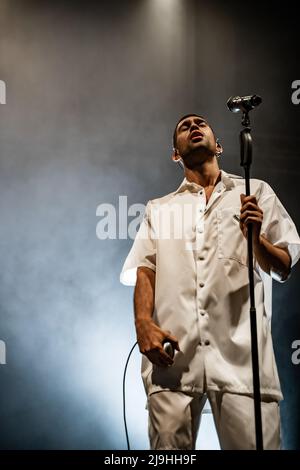 22 maggio 2022, Napoli, Campania, Italia: Mahmood, Uno dei migliori cantautori del momento nella scena italiana, un ragazzo semplice, dolce e sensibile. Il suo ultimo lavoro, Ghettolimpo, è ora un tour da Milano a Londra per tutta l'estate del 2022. Il titolo come lui stesso definisce come il passaggio a pochi anni dalla periferia di Rozzano alla gloria nazionale. Accompagnandolo in questo tour, i musicisti Francesco Fugazza, Marcello Grillo, Elia Pastori e i cantori Marta Bersani e David Blank. (Credit Image: © Giovanni Esposito/Pacific Press via ZUMA Press Wire) Foto Stock