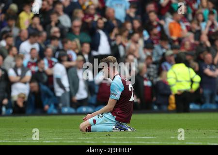 BURNLEY, REGNO UNITO. MAGGIO 22nd Nathan Collins di Burnley mostra le sue emozioni dopo la loro sconfitta e retrocessione durante la partita della Premier League tra Burnley e Newcastle United a Turf Moor, Burnley domenica 22nd maggio 2022. (Credit: Mark Fletcher | MI News) Credit: MI News & Sport /Alamy Live News Foto Stock