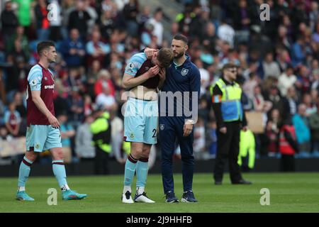 BURNLEY, REGNO UNITO. MAGGIO 22nd Nathan Collins di Burnley in lacrime dopo la loro sconfitta e retrocessione durante la partita della Premier League tra Burnley e Newcastle United a Turf Moor, Burnley domenica 22nd maggio 2022. (Credit: Mark Fletcher | MI News) Credit: MI News & Sport /Alamy Live News Foto Stock