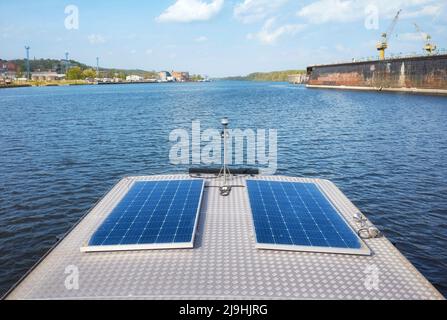 Pannelli fotovoltaici installati sul tetto di un'imbarcazione. Foto Stock