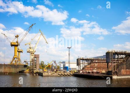 Cantiere navale di Szczecin visto dall'acqua, Polonia. Foto Stock