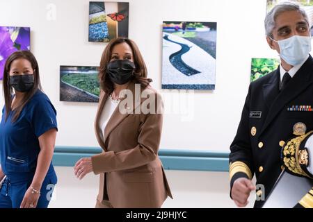 Il Vice Presidente degli Stati Uniti Kamala Harris tournée con il chirurgo generale del United States Vivek Murthy Children's National Hospital di Washington, DC in onore del mese della consapevolezza della salute mentale al Children's National Hospital di Washington, DC, 23 maggio 2022. Credit: Chris Kleponis/Pool via CNP /MediaPunch Foto Stock