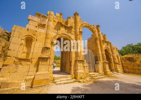 La porta Sud nelle rovine romane di Jerash Jordan Foto Stock