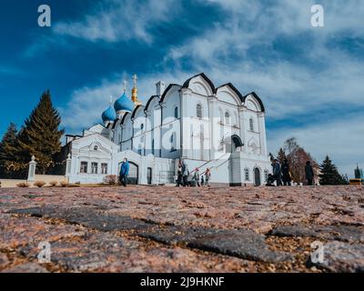 Cattedrale dell'Annunciazione del Cremlino Kazan. Vista dalla piazza acciottolata Foto Stock