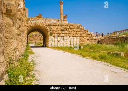 Percorso dalla porta Sud verso il foro nelle rovine romane di Jerash Foto Stock