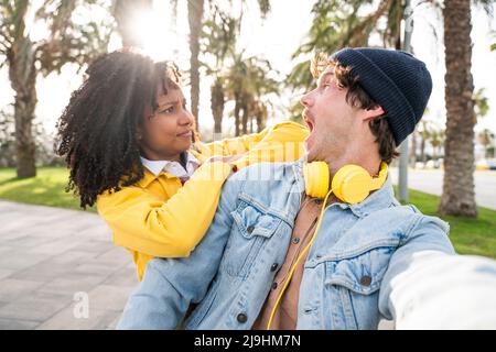 Coppia sorpresa guardarsi l'un l'altro nel parco Foto Stock