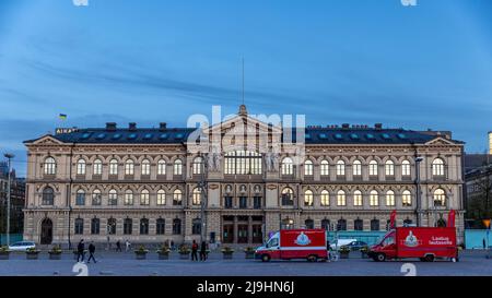 I turisti camminano di fronte al Museo d'Arte Ateneum nel centro di Helsinki Foto Stock