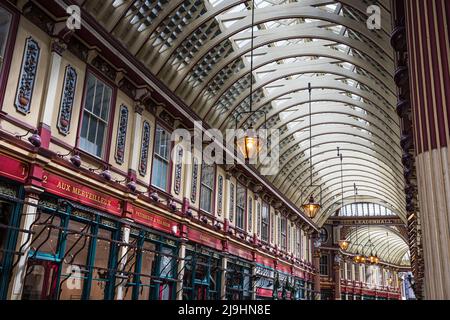 Guardando verso l'interno del Leadenhall Market a Londra nel maggio 2022. Foto Stock