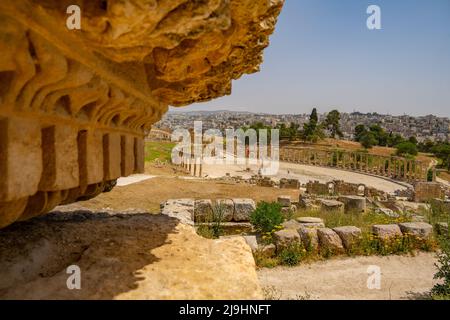 Il Foro nelle rovine romane di Gerash dal tempio superiore di Zeus Foto Stock