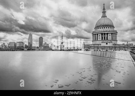 Riflessioni della Cattedrale di St Pauls, del London Eye e di altri edifici del famoso skyline di Londra, raffigurati nel maggio 2022 da un punto panoramico. Foto Stock