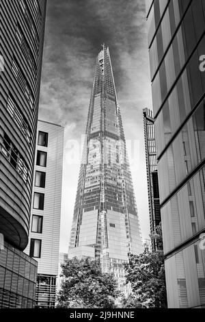 Un'immagine in bianco e nero che guarda lo Shard mentre domina lo skyline di Londra nel maggio 2022. Foto Stock