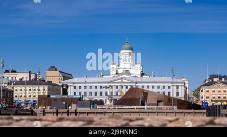 I turisti camminano di fronte al municipio di Helsinki vicino alla Piazza del mercato Foto Stock