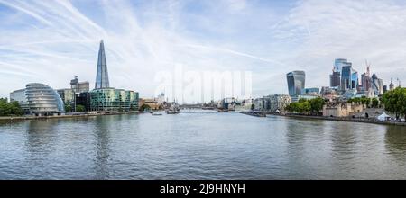 Un panorama a più immagini tratto dal Tower Bridge di Londra con City Hall, The Shard, HMS Belfast, Walkie Talkie Building, Tower of London, Cheeseg Foto Stock