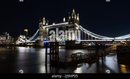 Tower Bridge che attraversa il Tamigi a Londra una notte nel maggio 2022. Foto Stock