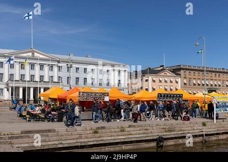 I turisti camminano di fronte al municipio di Helsinki vicino alla Piazza del mercato Foto Stock