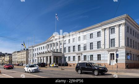 I turisti camminano di fronte al municipio di Helsinki vicino alla Piazza del mercato Foto Stock