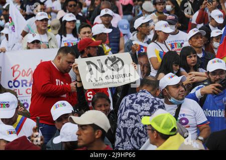 Bogota, Colombia il 22 maggio 2022. I sostenitori di Gustavo Petro e Francia Marquez WAVE campagna bandiere e bandiere durante la campagna di chiusura rally del candidato presidenziale di sinistra per l'alleanza politica 'Patto Historico' Gustavo Petro, a Bogotà, in Colombia, il 22 maggio 2022. Foto di: Juan Angel/Long Visual Press Foto Stock