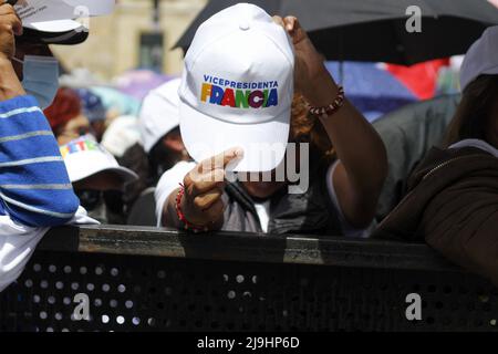 Bogota, Colombia il 22 maggio 2022. I sostenitori di Gustavo Petro e Francia Marquez WAVE campagna bandiere e bandiere durante la campagna di chiusura rally del candidato presidenziale di sinistra per l'alleanza politica 'Patto Historico' Gustavo Petro, a Bogotà, in Colombia, il 22 maggio 2022. Foto di: Juan Angel/Long Visual Press Foto Stock