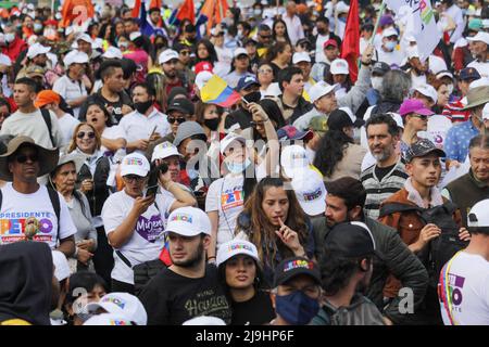 Bogota, Colombia il 22 maggio 2022. I sostenitori di Gustavo Petro e Francia Marquez WAVE campagna bandiere e bandiere durante la campagna di chiusura rally del candidato presidenziale di sinistra per l'alleanza politica 'Patto Historico' Gustavo Petro, a Bogotà, in Colombia, il 22 maggio 2022. Foto di: Juan Angel/Long Visual Press Foto Stock