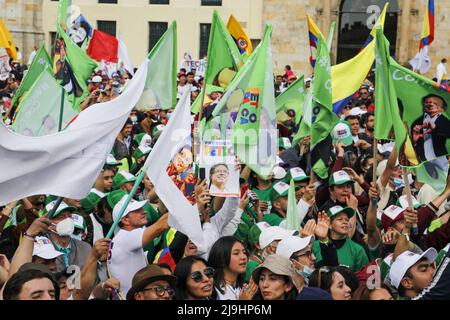 Bogota, Colombia il 22 maggio 2022. I sostenitori di Gustavo Petro e Francia Marquez WAVE campagna bandiere e bandiere durante la campagna di chiusura rally del candidato presidenziale di sinistra per l'alleanza politica 'Patto Historico' Gustavo Petro, a Bogotà, in Colombia, il 22 maggio 2022. Foto di: Juan Angel/Long Visual Press Foto Stock