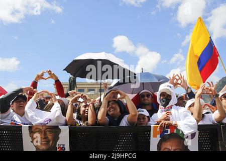 Bogota, Colombia il 22 maggio 2022. I sostenitori di Gustavo Petro e Francia Marquez WAVE campagna bandiere e bandiere durante la campagna di chiusura rally del candidato presidenziale di sinistra per l'alleanza politica 'Patto Historico' Gustavo Petro, a Bogotà, in Colombia, il 22 maggio 2022. Foto di: Juan Angel/Long Visual Press Foto Stock