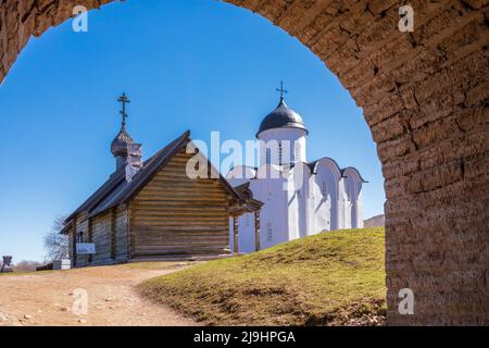 Staraya Ladoga, Russia - 6 maggio 2022: Antica fortezza storica Ladoga nel villaggio di Staraya Ladoga - Leningrad regione Russia - architettura Foto Stock