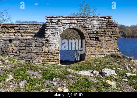 Staraya Ladoga, Russia - 6 maggio 2022: Antica fortezza storica Ladoga nel villaggio di Staraya Ladoga - Leningrad regione Russia - architettura Foto Stock