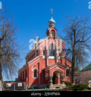 Staraya Ladoga, Russia, - 02 maggio 2022, all'ingresso del monastero di Staraya Ladoga San Nicola in una mattinata di primavera soleggiata. Foto Stock