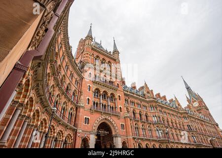 Un'immagine di alta gamma dinamica che cattura i colori, i dettagli e la splendida architettura del lussuoso St Pancras Renaissance Hotel a Londra nel maggio 2022. Foto Stock
