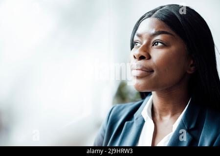 Considerato giovane imprenditrice che guarda lontano in office Foto Stock