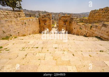 Propylaeum del Santuario di Artemide a Jerash guardando verso Cardo Maximus Foto Stock