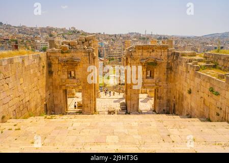 Propylaeum del Santuario di Artemide a Jerash guardando verso Cardo Maximus Foto Stock