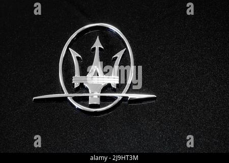 Minsk, Bielorussia - 23 maggio 2022: Cartello con il logo Maserati. Nero e lucido Foto Stock