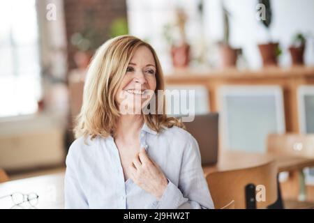 Donna felice con capelli biondi fragola a casa Foto Stock