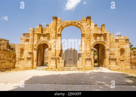 La porta Sud nelle rovine romane di Jerash Jordan Foto Stock