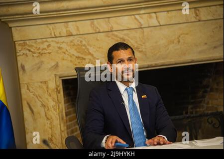 Daniel Palacios, ministro dell'interno della Colombia, tiene una conferenza stampa tra le elezioni presidenziali che si svolgeranno il 29 maggio annunciando le misure, a Bogotà, Colombia, il 23 maggio 2022. Foto di: Sebastian Barros Foto Stock