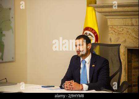 Daniel Palacios, ministro dell'interno della Colombia, tiene una conferenza stampa tra le elezioni presidenziali che si svolgeranno il 29 maggio annunciando le misure, a Bogotà, Colombia, il 23 maggio 2022. Foto di: Sebastian Barros Foto Stock