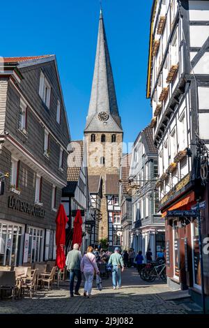 La città vecchia di Hattingen, case a graticcio, gastronomia in via Kirchplatz, chiesa protestante St. Georg, NRW, Germania, Foto Stock