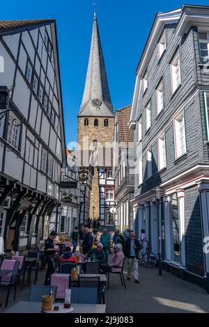 La città vecchia di Hattingen, case a graticcio, gastronomia in via Kirchplatz, chiesa protestante St. Georg, NRW, Germania, Foto Stock