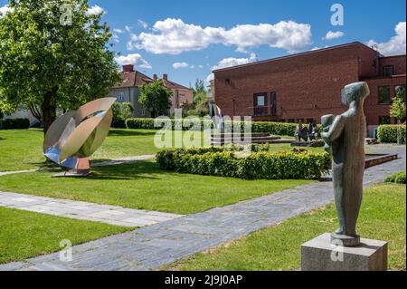 'Il bambino e il resto' di Liss Eriksson nel parco delle sculture in una giornata di sole nel maggio 2022 al museo d'arte di Norrkoping a Norrkoping, Svezia. Foto Stock