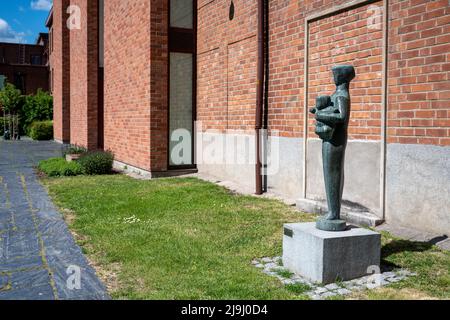 "Altro e bambino" di Liss Eriksson nel parco delle sculture in una giornata di sole nel maggio 2022 al museo d'arte di Norrkoping a Norrkoping, Svezia. Foto Stock