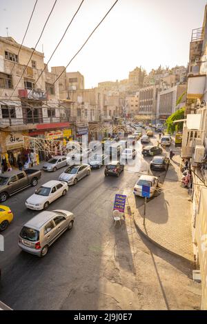 Guardando verso il basso sul traffico del Principe Mohammad St Amman nel tardo pomeriggio alla fine di Ramadan Foto Stock