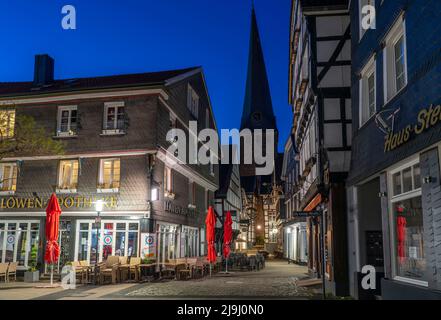 La città vecchia di Hattingen, case a graticcio, gastronomia in via Kirchplatz, chiesa protestante St. Georg, NRW, Germania, Foto Stock