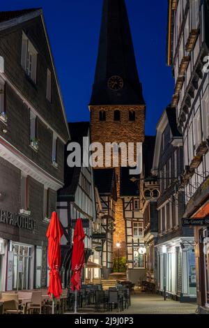 La città vecchia di Hattingen, case a graticcio, gastronomia in via Kirchplatz, chiesa protestante St. Georg, NRW, Germania, Foto Stock