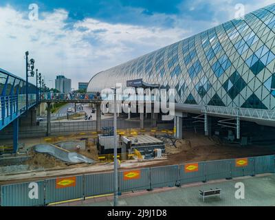 Poznan, Polonia - Giugno 2021: Facciata della moderna stazione ferroviaria centrale edificio e zona di costruzione sotto di esso Foto Stock