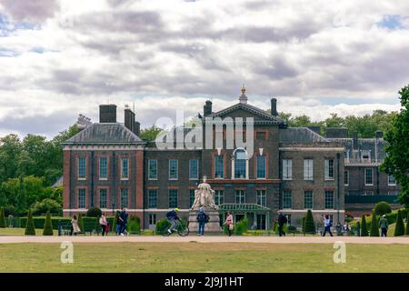 Londra, Inghilterra - 12 maggio 2022: Vista frontale di Kensington Palace, Kensington Gardens Foto Stock