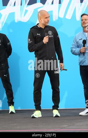 Manchester, Regno Unito. 23rd maggio 2022 il manager di Manchester City Pep Guardiola celebra la vittoria del 2021-2022 con un autobus open top attraverso il centro di manchester Credit: Sharon Dobson/Alamy Live News Foto Stock